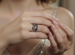 Серебряное кольцо с кубическим цирконием черного цвета.