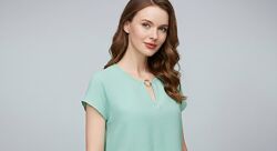 Легкая приятная блуза мятного цвета.