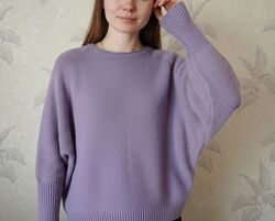 Симпатичный свитер с рукавом летучая мышь.