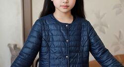 Легкая куртка на тонком синтепоне без воротника.