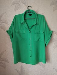 Яркая рубашка сочного зеленого цвета.