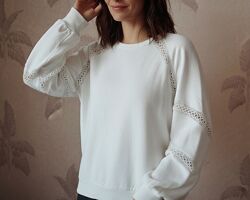 Женский свитшот молочного цвета.