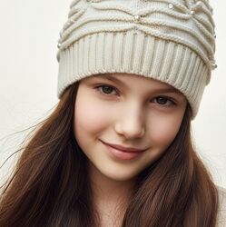 Симпатичная шапка с бусинами.