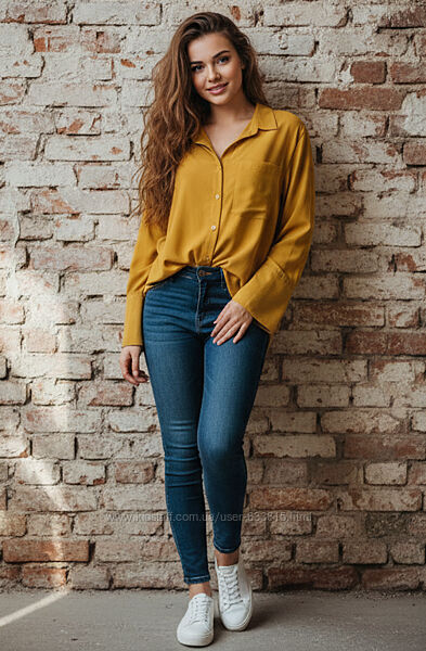 Шелковая рубашка горчичного цвета.