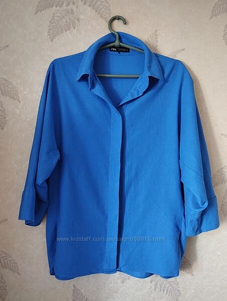 Льняная рубашка василькового цвета.