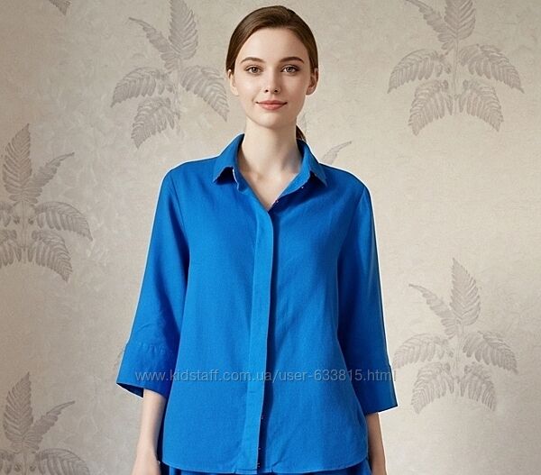 Льняная рубашка василькового цвета.
