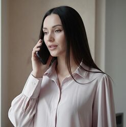 Симпатичная рубашка цвета пудры.