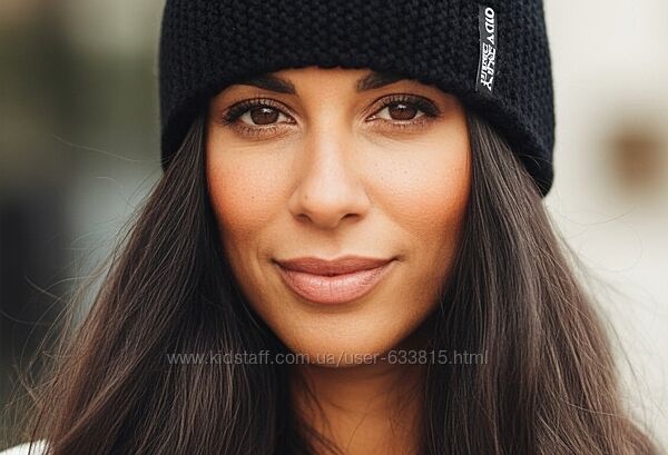 Женская шапка Odyssey черного цвета.