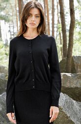 Базовый кардиган черного цвета.