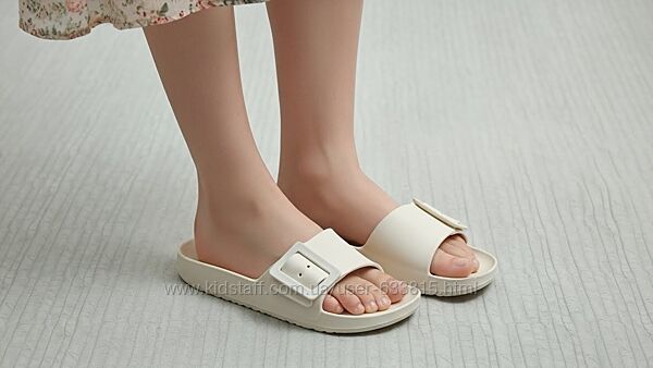 Легкие удобные шлепанцы, сланцы.