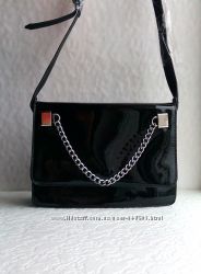 Лаковая сумочка с цепью бежевая, черная