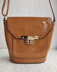 Модная коричневая лаковая сумочка