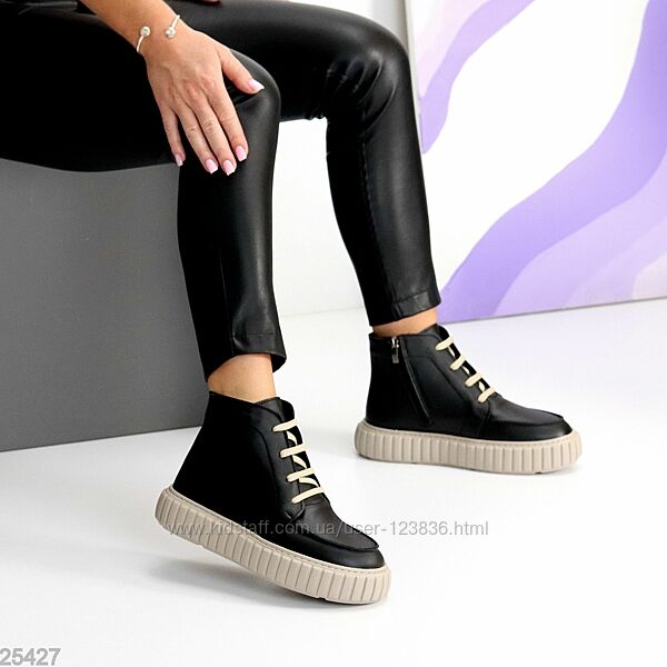 Женские осенние ботинки хайтопы, черные на бежевой платформе