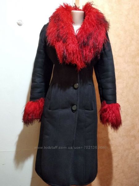 Теплая черная зимняя женская дублёнка с красным мехом