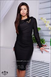 Женское черное платье по фигуре