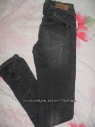 Темно серые зауженные джинсы