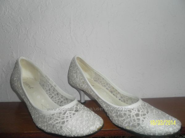 Продам шикарные ажурные белые туфли 40 размера на небольшом каблучке 