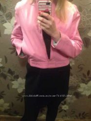 Женская кожанная курточка розового цвета. Фирменная