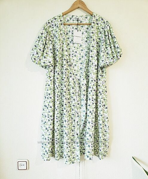 Новое платье с цветочным принтом