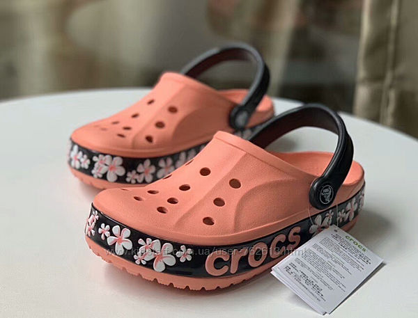 Кроксы Crocs Bayaband Clog, розовые с цветочным принтом.