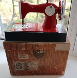 Игрушка СССР, детская швейная машинка. 