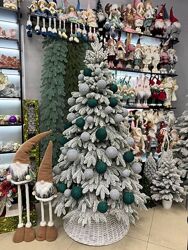 Великий вибір засніжених ялинок