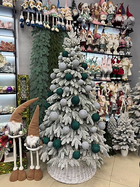 Великий вибір засніжених ялинок