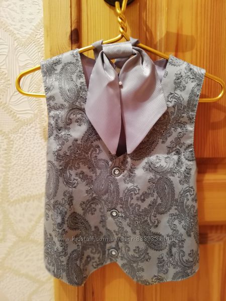Серебристая жилетка с галстуком-аскот