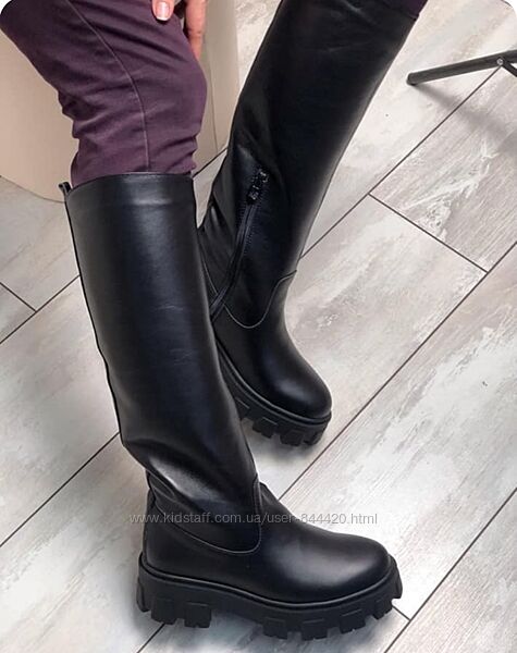 Шкіряні чорні чоботи на грубій підошві
