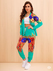 Яскравий костюм