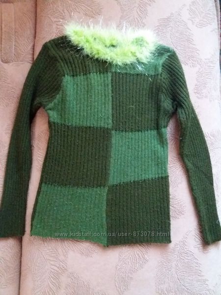 Красивый нарядный уютный зеленый свитер с лебединым пухом