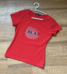 Красная футболка DKNY