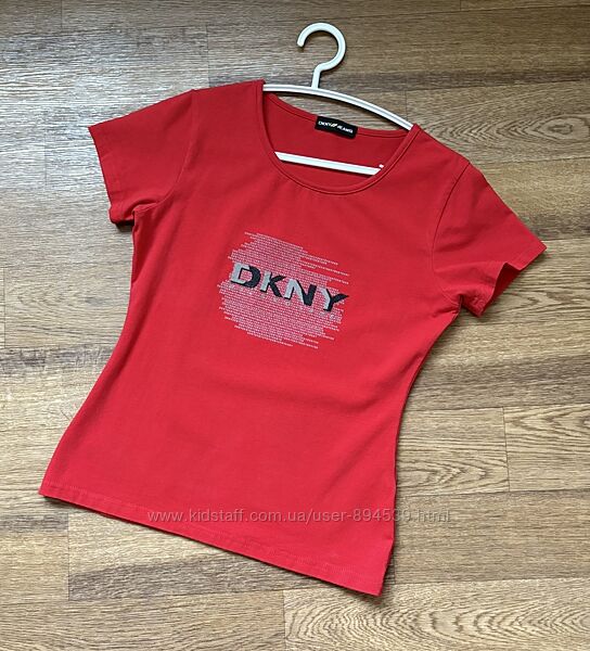 Красная футболка DKNY