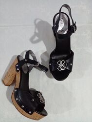 Стильные и красивые босоножки Guess