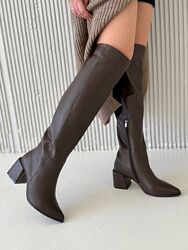 Шоколадні й чорні високі чоботи на підборах