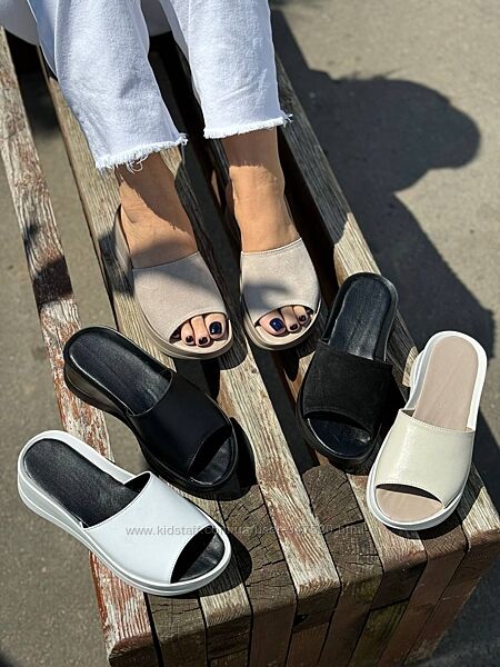 Шльопанці на танкетці, натуральні 