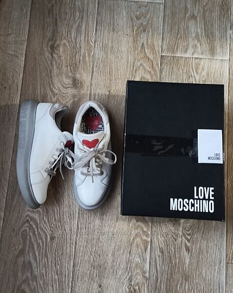 39-40 Moschino оригінал жіночі кросівки шкіра 26-26,5см