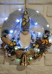 Віночок із гномом і гірляндою  Святковий декор, ручна робота