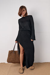 Вязаний костюм з джемпером та довгою спідницею з розрізом по нозі