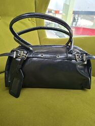 Сумка глянцева на плече чорна, з ремінцями