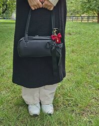 Сумка женская на плече такса багет с атласним бантиком, чорна