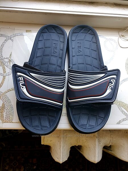 Фирменные шлепки с логотипом FILA.