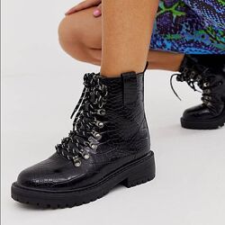 Стильні жіночі чорні черевики, чоботи PLT