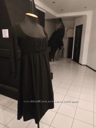 Расклешенное чёрное платье миди с открытым декольте