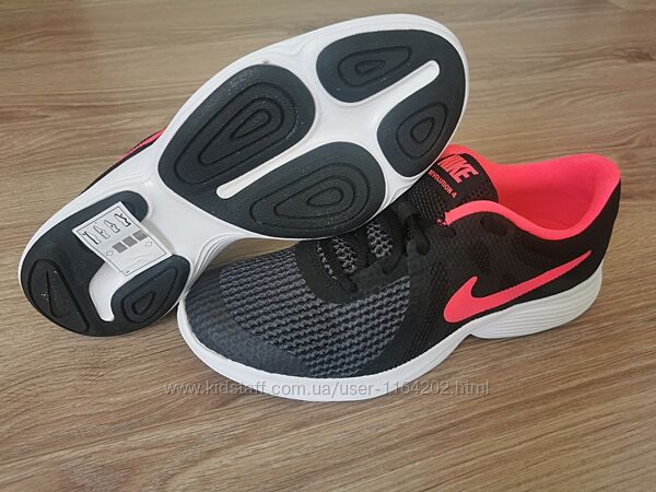 Бігові кросівки Nike Revolution 4 розмір 38,5 25см UK5.5