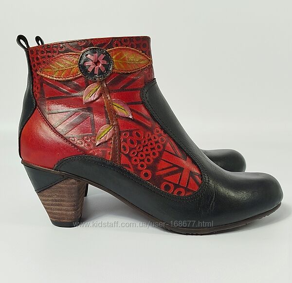 Шкіряні ботільони від бренду Laura Vita p. 39