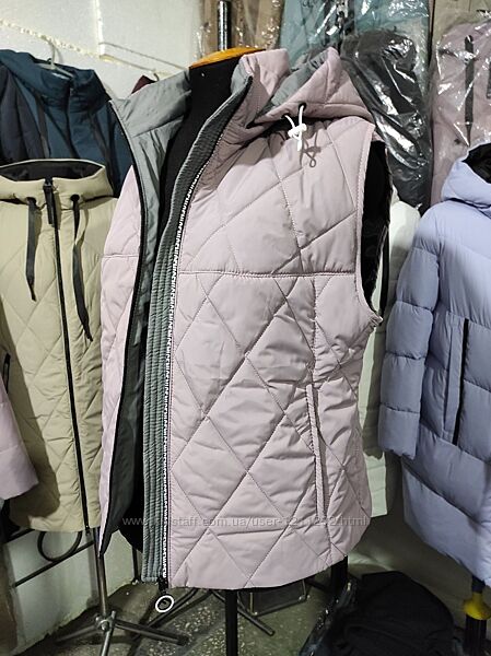 Жіноча стьобана жилетка із капюшоном