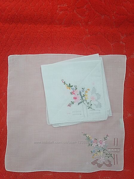 Батистовые вышитые носовые платки.