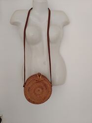 Круглая плетёная сумка из ротанга.