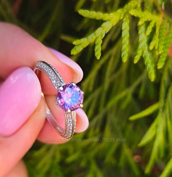 Нова срібна каблучка з фіолетовим фіанітом та сережки до набору